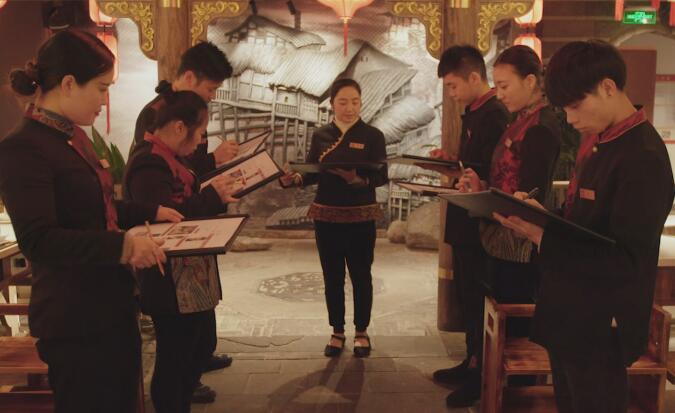 想提高火鍋加盟店利潤,得從培養服務員開始