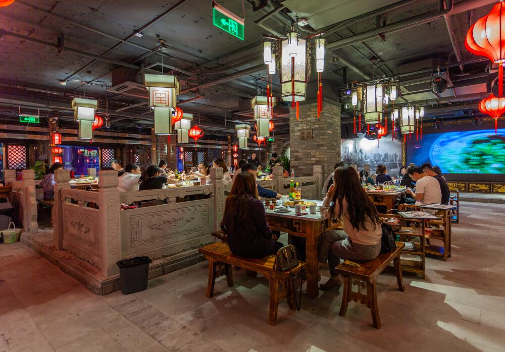 打卡網(wǎng)紅城市四川，少不了吃一頓朝天門火鍋！