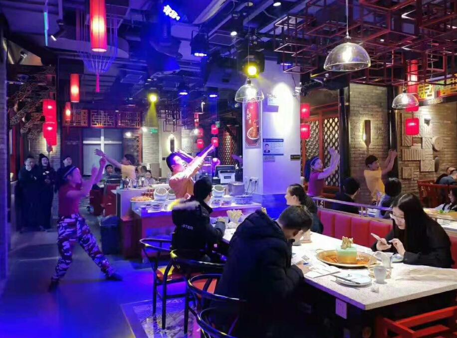 吃火鍋千萬別把毛肚倒進鍋內(nèi)煮，燙著吃才更脆！