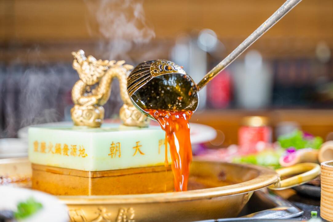 南派火鍋油碟燙毛肚,北派火鍋麻醬涮羊肉