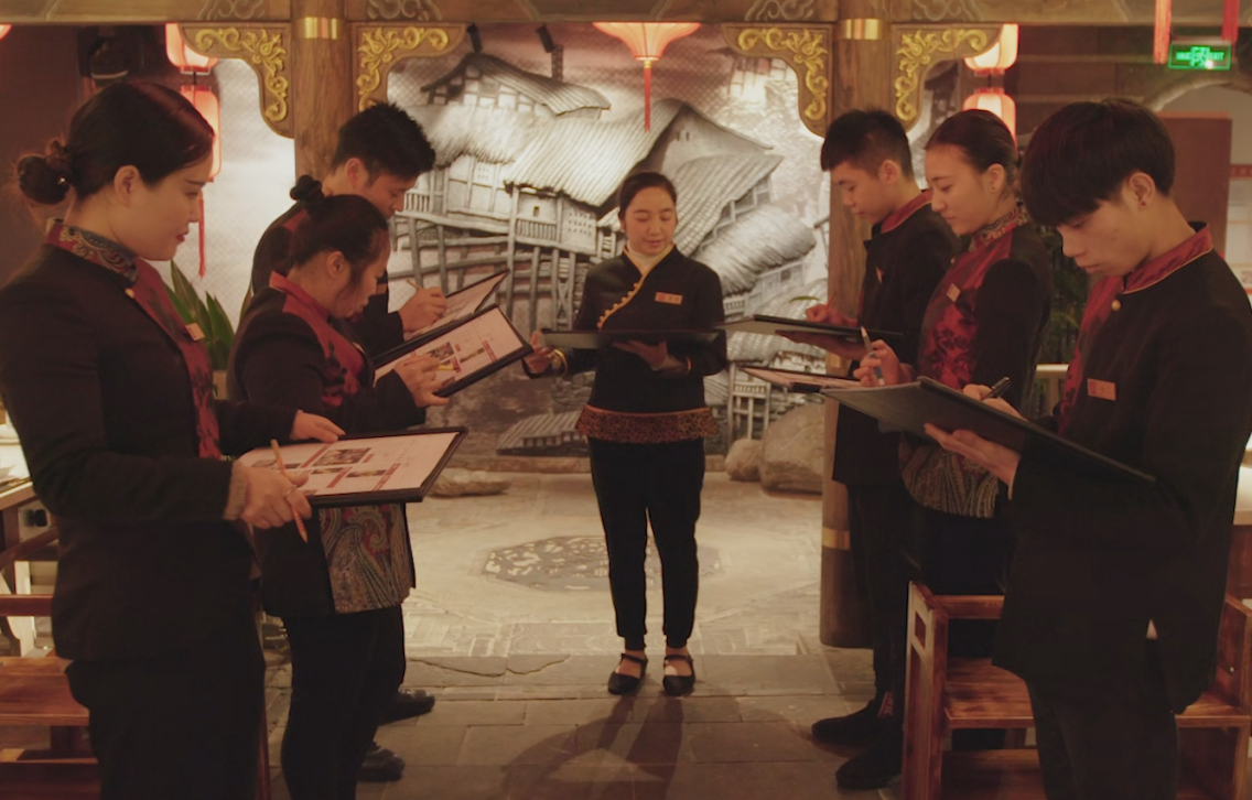 為什么大學生寧愿沒工作,也不愿意去當服務員?